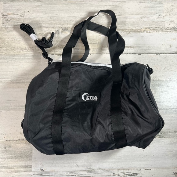 ZYIA Active by Vooray Everywhere Gym Duffle Bag Black White Carry On NWOT - Picture 1 of 4